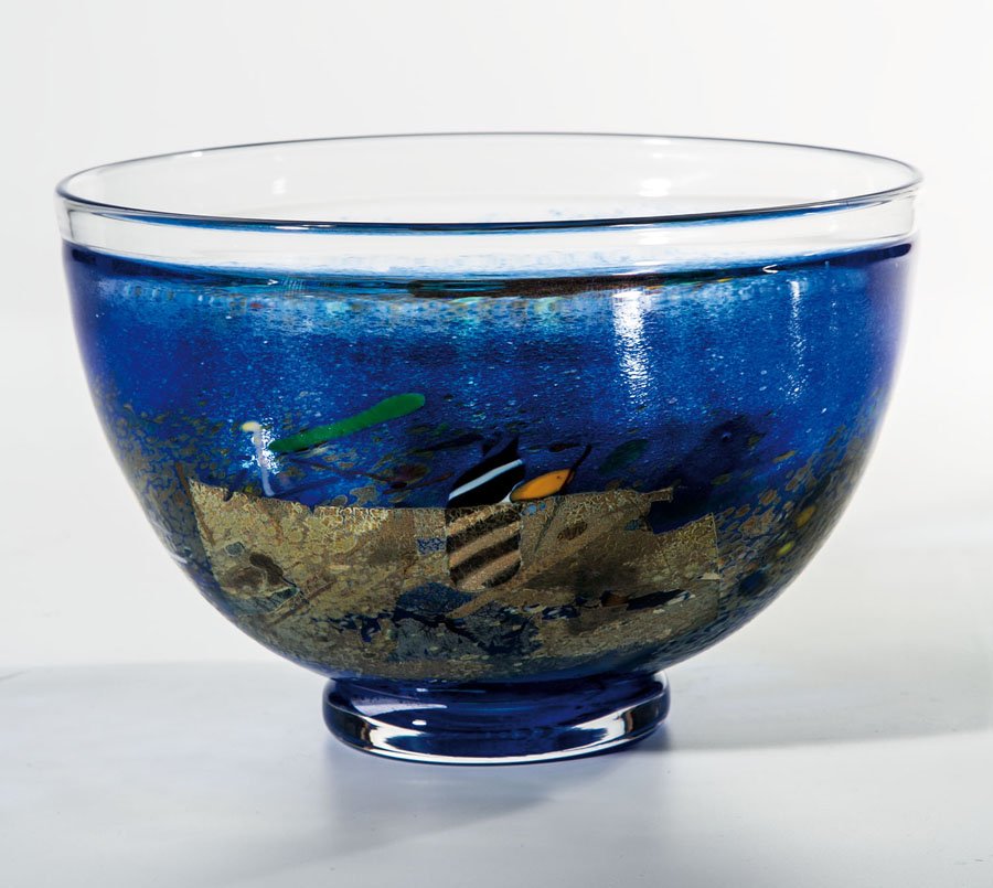 Vase: Vase Bertil Vallien (Entwurf), Kosta Boda Farbloses Glas, partiell mit kobaltblauem Unterfang, berlagert von mehrfarbigen Krsel-, Pulver- und Fadeneinschmelzungen. Am Boden bez. in Vibrogravur: Kosta