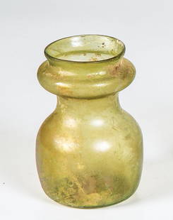 Becher: Becher Fränkisch, wohl 6. Jh. Gelblich-grünes Glas, unterhalb des Lippenrandes wulstartig gebaucht, darunter eingeschnürt. H. 10 cm