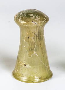 Sturzbecher: Sturzbecher Merowingisch-fränkisch, 6./7. Jh. Bodenfund. Gelblich-grünes, teils längsoptisches, schlieriges Glas. Schlanke, glockenförmige Wandung. H. 10,5 cm Lit.: Sammlung Brauser, Nr. 19. Lit.: