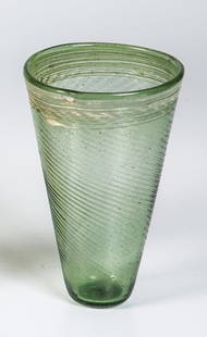 Seltener Trichterbecher: Seltener Trichterbecher Franken, 5./6. Jh. Hellgrünes, schrägoptisches Glas. Unterhalb des Lippenrandes spiralförmig aufgelegter, feiner Milchglasfaden. H. 12 cm Lit.: Otto Doppelfeld, Römisches