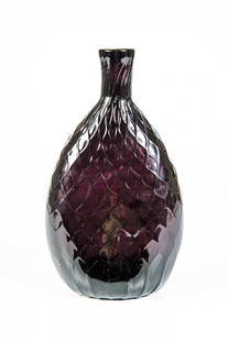 Schnapsflasche aus violettem Glas: Schnapsflasche aus violettem Glas Alpenländisch, 18. Jh. Tiefmanganfarbenes Glas mit netzoptischem Dekor, leicht hochgestochenem Boden und Abriss. Tropfenförmige Wandung beidseitig abgeflacht. H.