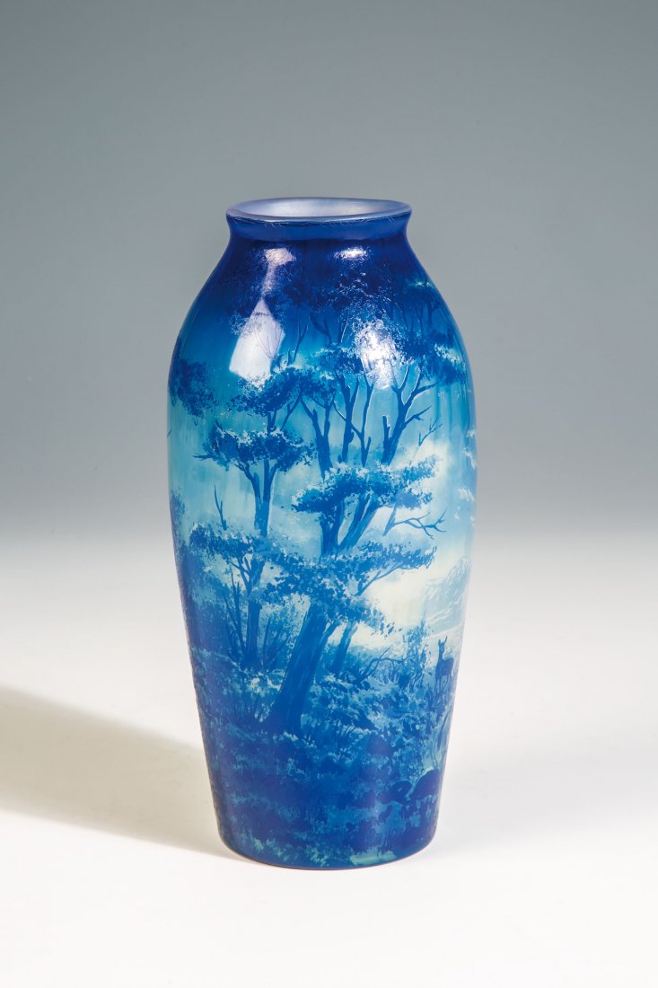 Vase mit Rotwild in Gebirgslandschaft: Vase mit Rotwild in Gebirgslandschaft Paul Nicolas (d'Argental), Nancy, 20er Jahre Farbloses Glas, mit grauem Opal unterfangen, dünn gelbgrün und blau überfangen. Umlaufend sehr flach reliefiert ge