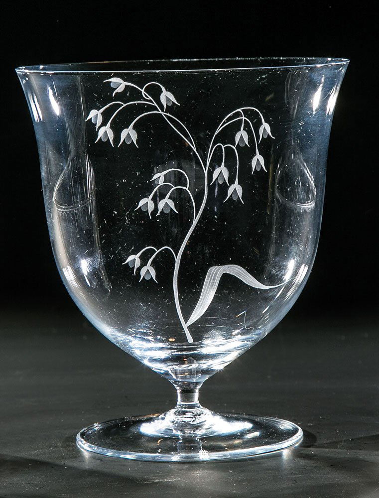 Fußvase mit Blütenzweig (1 of 1)