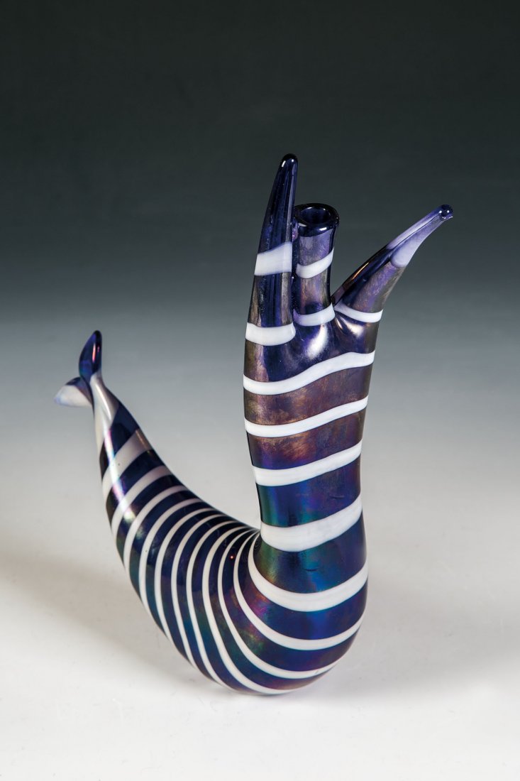 Meerjungfrau ''Sirena'': Meerjungfrau ''Sirena'' Fulvio Bianconi (Entwurf), Venini, Murano, um 1950 Dunkelblaues Glas mit weißen umsponnenen Fäden. Unterseite bez.: venini murano ITALIA (Ätzstempel). H. 27 cm Lit.: F. Debo