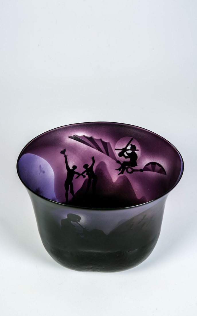 Vase: Vase Bertil Vallien (Entwurf), Kosta Farbloses Glas mit violettem Unterfang. Die Innenwandung mit umlaufendem surrealem Dekor in Sandstrahltechnik. Unterseite in Gravur bez.: B. Vallien Kosta Unik B.2