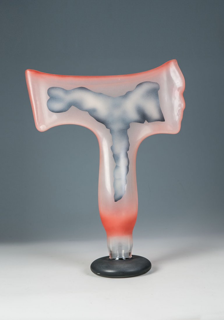 Vasenobjekt: Vasenobjekt Richard Meitner, 1989 Farbloses Glas, frei geblasen und geformt. Spritzdekor in Rosarot und Schwarzgrau. In Diamantriß signiert: R. Meitner 89 3-1-221. H. 49,5 cm Lit.: Ausst.- Kat. Musé