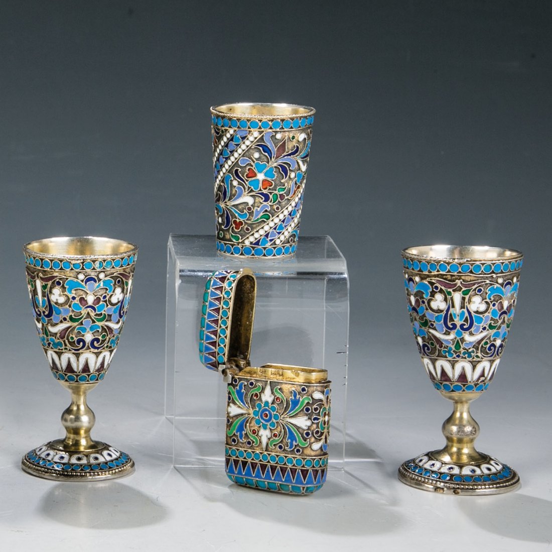 Drei Cloisonné-Email Wodkabecher und ein kleines Etui (1 of 1)