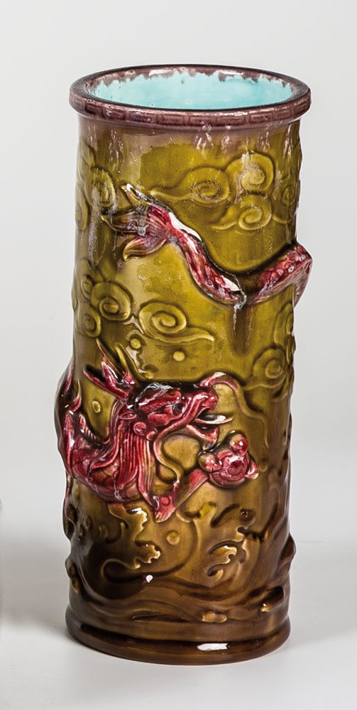 Seltene Drachenvase: Seltene Drachenvase Theodore Deck, um 1875 Hellgraues Steinzeug, im Model geformt. Auf der zylindrischen Wandung in krftigem Relief die Darstellung eines langgeschwnzten, geschuppten, vierfigen Drache