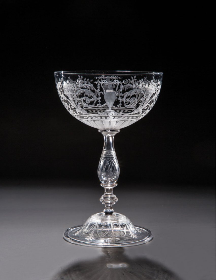 Zierpokal: Zierpokal England, Wilhelm Fritsche fŸr Thomas Webb & Sons (zugeschrieben), um 1867 Farbloses Glas mit sehr fein ausgefŸhrtem, partiell geblŠnktem Schnittdekor. Auf flachem Glockenfu§ mit nach unt