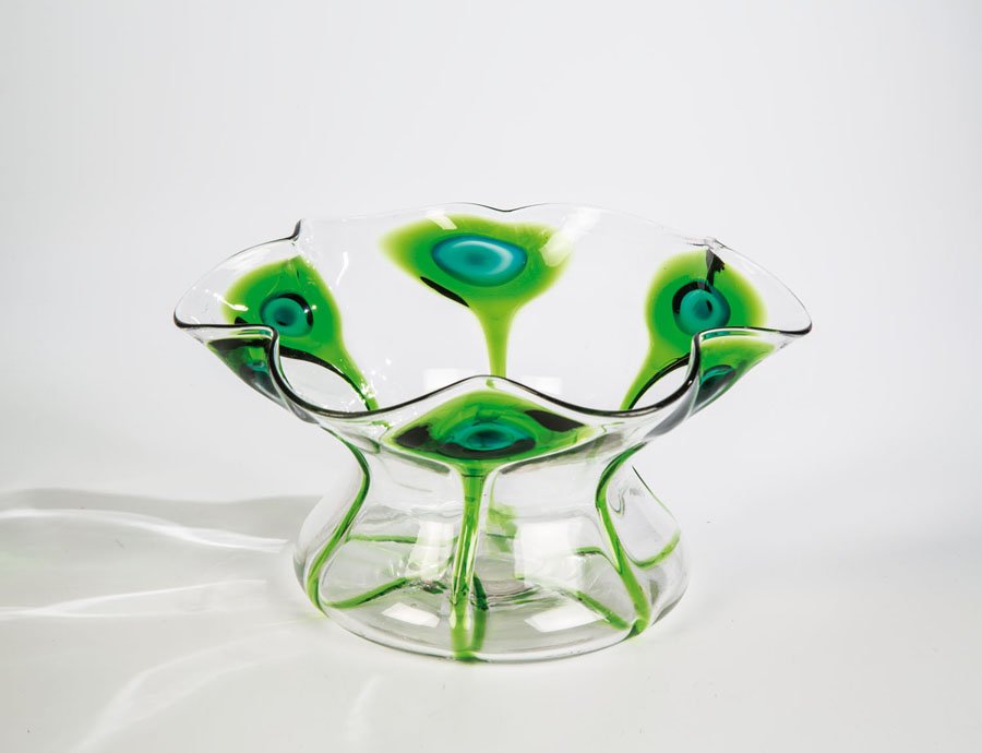Schale mit Pfauenaugen: Schale mit Pfauenaugen Thomas Webb & Sons, um 1900 Farbloses Glas mit Farbeinschmelzungen in GrŸn und Blau. Umlaufend sechs Pfauenaugen. MŸndungsrand entsprechend passig gelappt. H. 14 cm; D. 26 cm