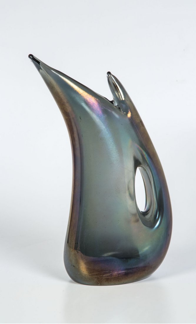 Vase ''Ad Ansa Volante'': Vase ''Ad Ansa Volante'' Giorgio Ferro (Entwurf), A.Ve.M. - Arte Vetreria Muranese, 1952 Farbloses Glas mit graublauem Unterfang, krŠftig irisiert. H. 33,5 cm Lit.: Marina Barovier, Il Vetro di Muran
