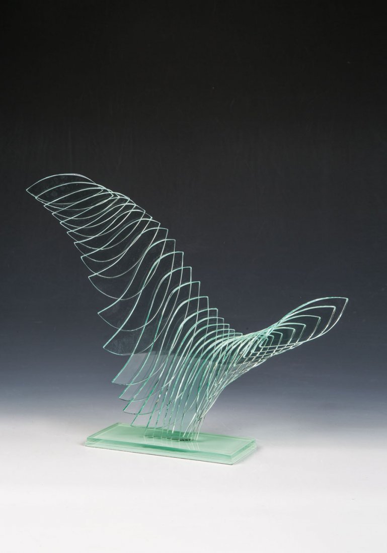 Objekt ''Wing I'': Objekt ''Wing I'' Niyoko Ikuta, 1989 HellgrŸnes Flachglas, gesŠgt, poliert, versetzt Ÿbereinander geschichtet und verklebt. Auf der rechteckigen Sockelplatte in Diamantri§ signiert: Niyoko Ikuta 1