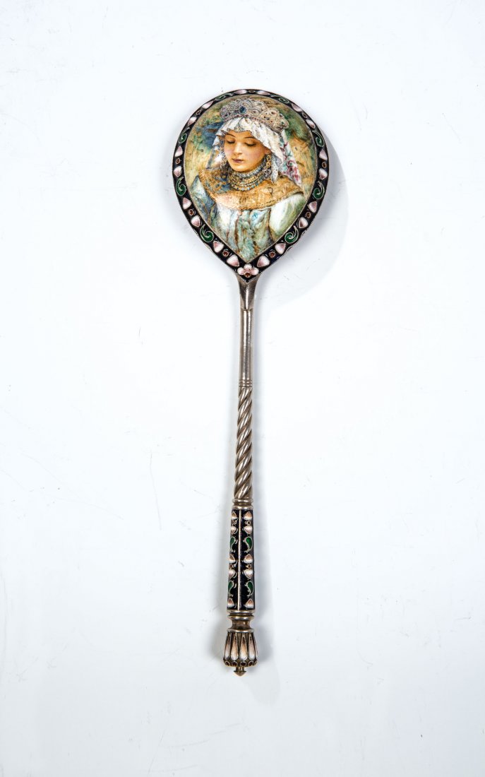 Sehr feiner Email-Lšffel: German: Sehr feiner Email-Lšffel Russland, 19. Jh. Silber. Die RŸckseite der Laffe mit Brustbildnis einer jungen Dame in feinster Emailmalerei nach einem Gemälde von Konstantin Egorovich Makovsky (