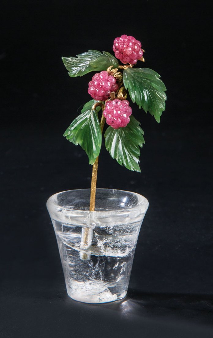 Himbeerzweig: German: Himbeerzweig In der Art von FabergŽ, 1960er Jahre Goldzweig mit fŸnf NephritblŠttern. Vollplastisch gearbeiteter Zweig mit drei Rhodonit-Himbeeren. In einer Bergkristallvase. H. 9,5 cm Engl