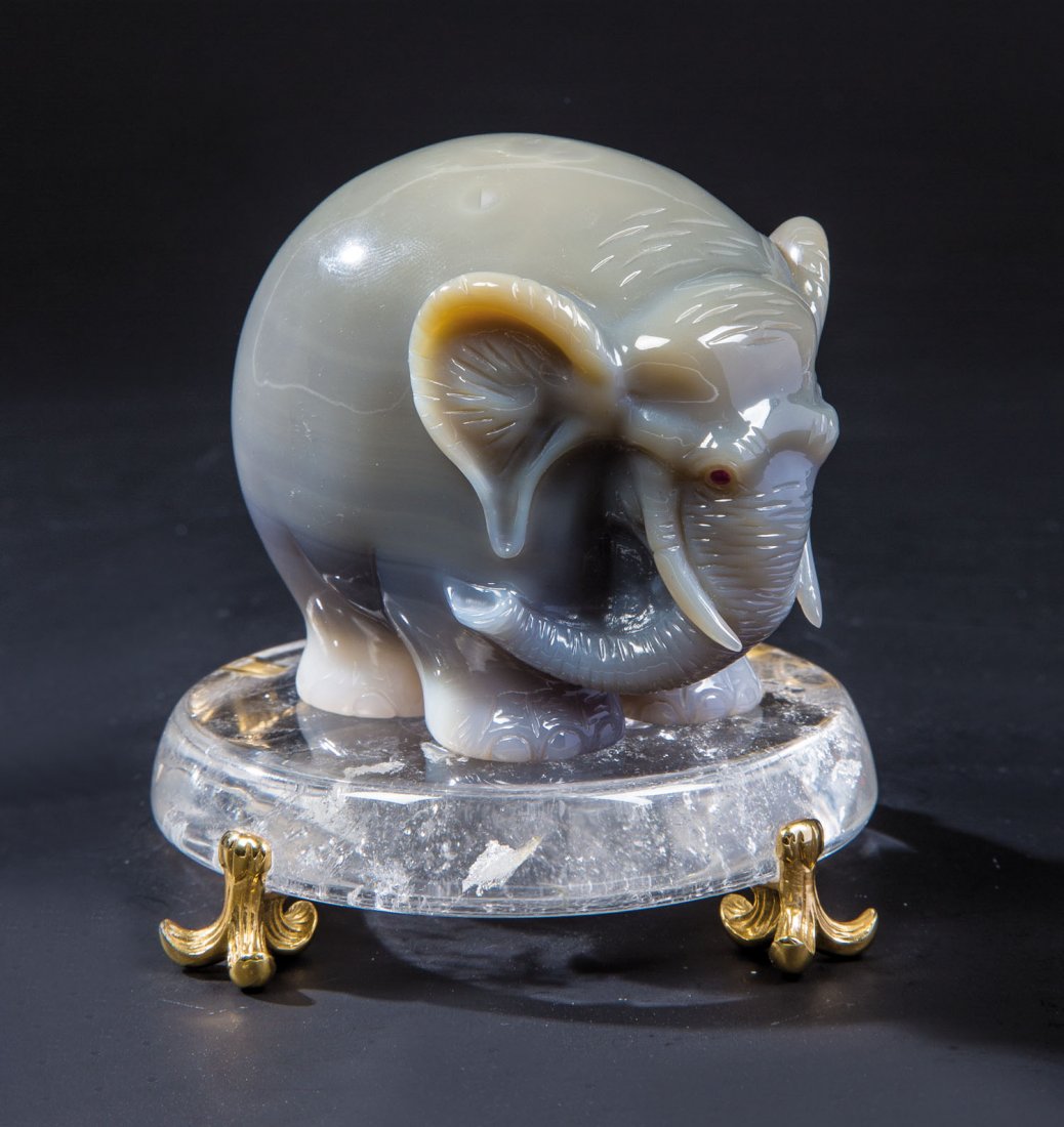Elefant auf Bergkristall-Sockel (1 of 1)