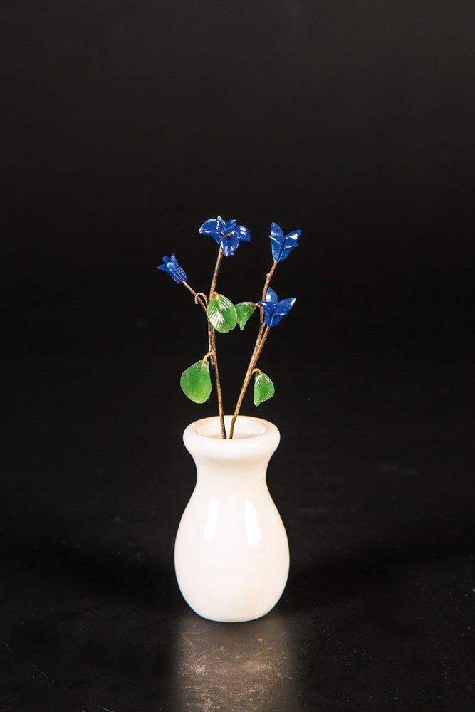 Vergissmeinicht-Strauß: German: Vergissmeinicht-Strauß In der Art von Fabergé Vollplastisch gestalteter Goldzweig mit Nephritblättern und Sumpf-Vergissmeinicht aus Lapis Lazuli in einer weißen Chalcedonvase. H. 14 cm. Ge