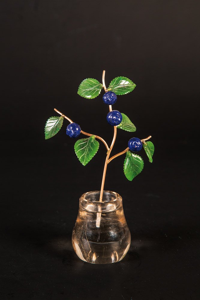 Heidelbeerzweig: German: Heidelbeerzweig Zweite Hälfte 20 Jh. Vollplastisch gearbeitet. Goldzweig mit gravierten Nephritblättern. In Baluster-Bergkristallvase. H. 17,5 cm. Holzetui, Innen mit Samt ausgelegt und gest