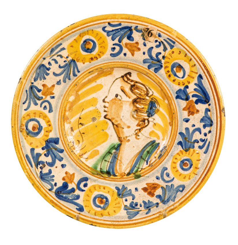 Majolika-Teller: Majolika-Teller Italien, wohl Sizilien, 17. Jh. Im Spiegel Profilbildnis einer Dame, auf Fahne florale BordÃ¼re. Polychrome Bemalung. D. 24 cm