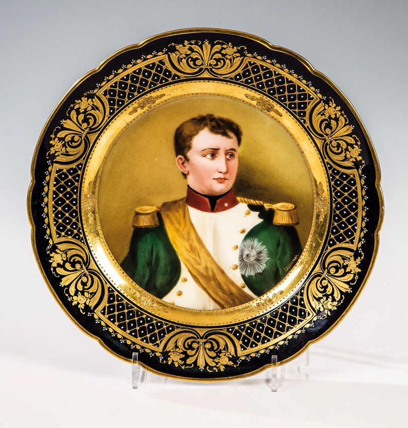 PortrÃ¤tteller ''Napoleon'': PortrÃ¤tteller ''Napoleon'' Wohl Volkstedt, Ende 19. Jh. - Malerei: Wagner Flach gemuldete Form auf Standring. Im Spiegel Brustbild des jungen Napoleon in farbiger Aufglasurmalerei. Die schrÃ¤g au