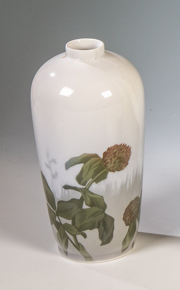 Vase mit Wiesen - Klee: Vase mit Wiesen - Klee Arnold Krog (Formentwurf) 1894, Royal Copenhagen (AusfÃ¼hrung), 1898 - 1922 Balusterkorpus mit farbiger Unterglasurmalerei. Dekor: Zweige mit BlÃ¼ten und Blattwerk des Wiese