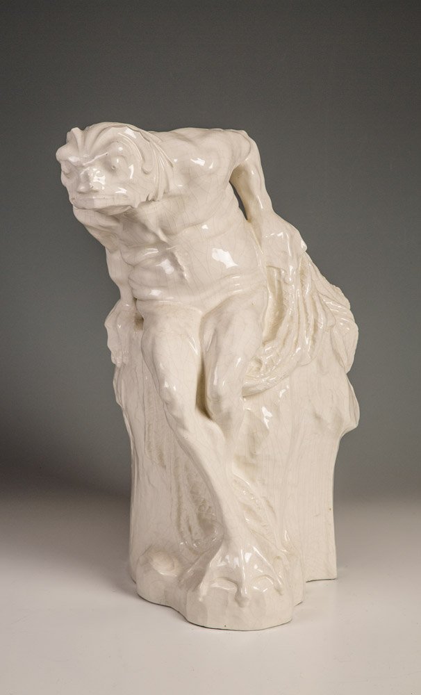 ''Froschmann'': ''Froschmann'' K.K. Fachschule fÃ¼r Thonidustrie in Bechyn, um 1915 Steingut. WeiÃŸe Glasur mit CraquelÃ©ebildung. Standkante an einer Stelle min. best.. Unterseite bez.: unterglasurschwarze Man