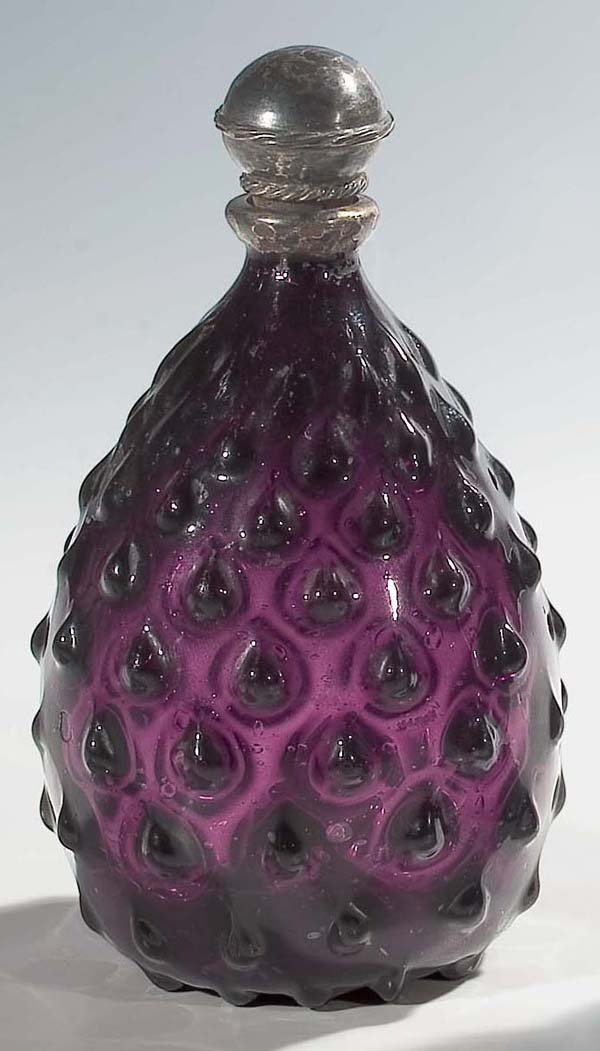 Seltene Warzenflasche aus violettem Glas