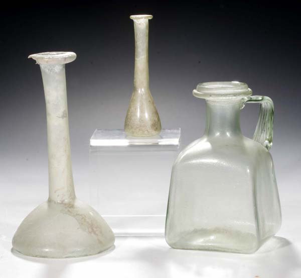 Zwei Fläschchen und Henkelflasche