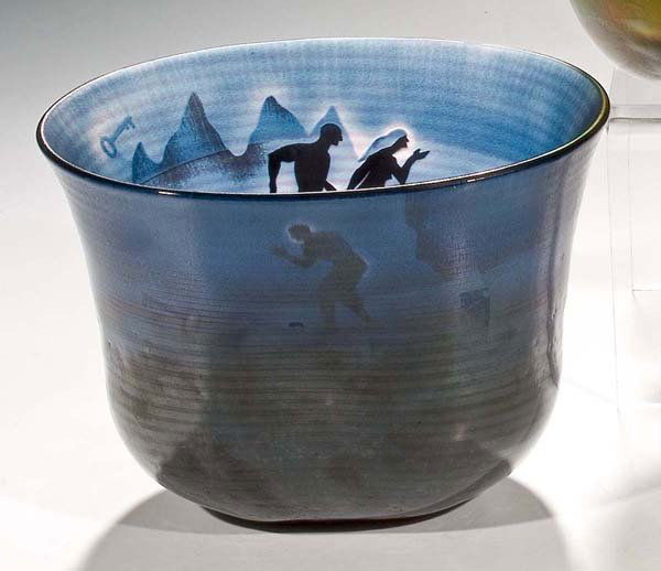 Vase: Bertil Vallien (Entwurf), Kosta-Boda. Farbloses Glas, innen blau und schwarzviolett unterfangen, außen mit roten Fäden spiralig umsponnen. Auf der Innenwandung in Sandstrahltechnik dekoriert. Außen