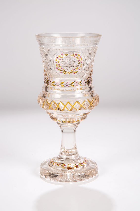 Freundschaftspokal: Freundschaftspokal Nordböhmen, datiert ''1826'' Graustichiges, bis auf den Schaft flächenfüllend mit Kerb- und Steindelschliff sowie Kreuzschraffur verziertes Glas, partiell silbergelb konturiert.