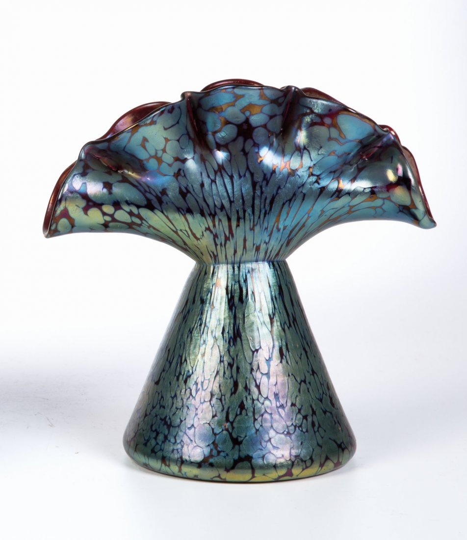 Tulpenvase ''Rubin Papillon'': Tulpenvase ''Rubin Papillon'' Loetz Wwe., Klostermühle, 1899 Farbloses, rubinrot unterfangenes Glas mit eingewalzten Silbergelbkröseln. Kröseleinschmelzung. Matt irisiert. Tulpenfächer frei geform