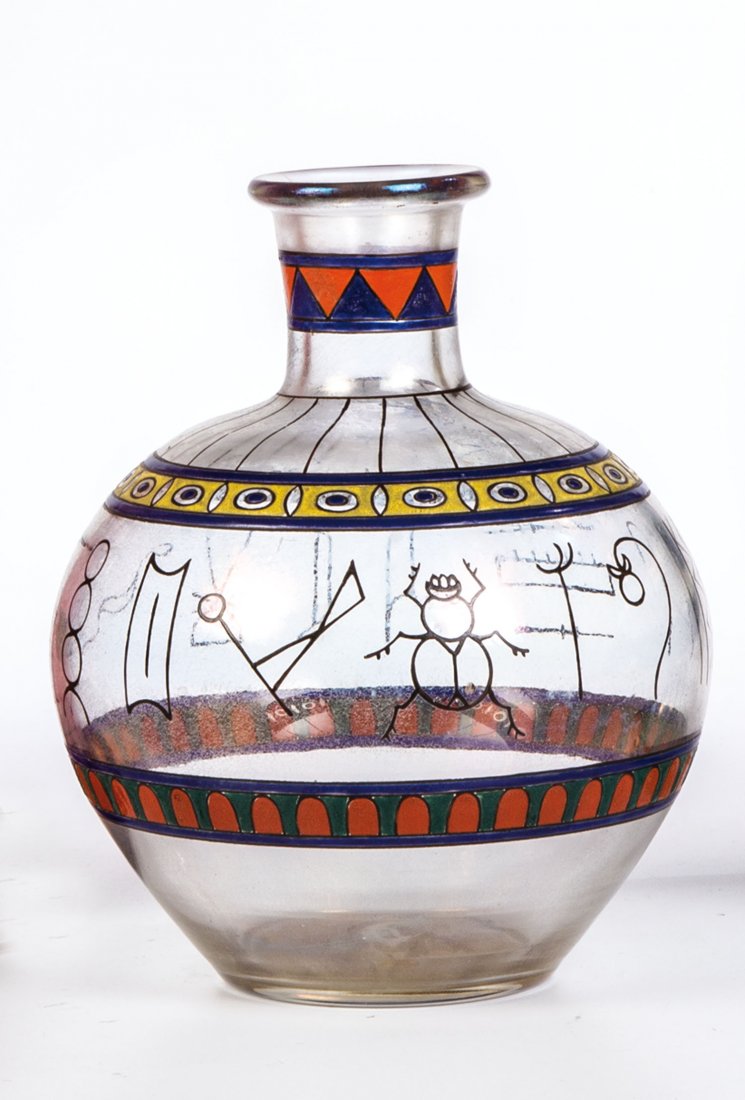 Enghalsvase mit altägyptischem Dekor (1 of 1)