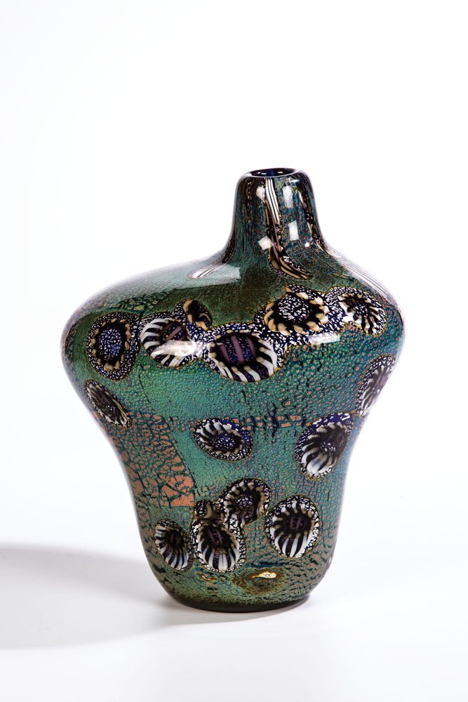Vase ''A reazione policrome su metallo'': Vase ''A reazione policrome su metallo'' Aldo Nason für Carlo Dedy, Murano, um 1968 - 1970 Farbloses Glas. Zwischen den Schichten eingeschmolzene weiß-braune Murrine und gerissene silberfarbene Meta
