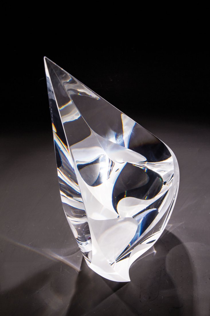 ''Holiday'': ''Holiday'' Christopher Ries, 1998 Optisches Glas, geschliffen und poliert, partiell mattiert. In Diamantriß signiert: Christopher Ries 11/26 '98. 45,5 x 24 x 11,5 cm