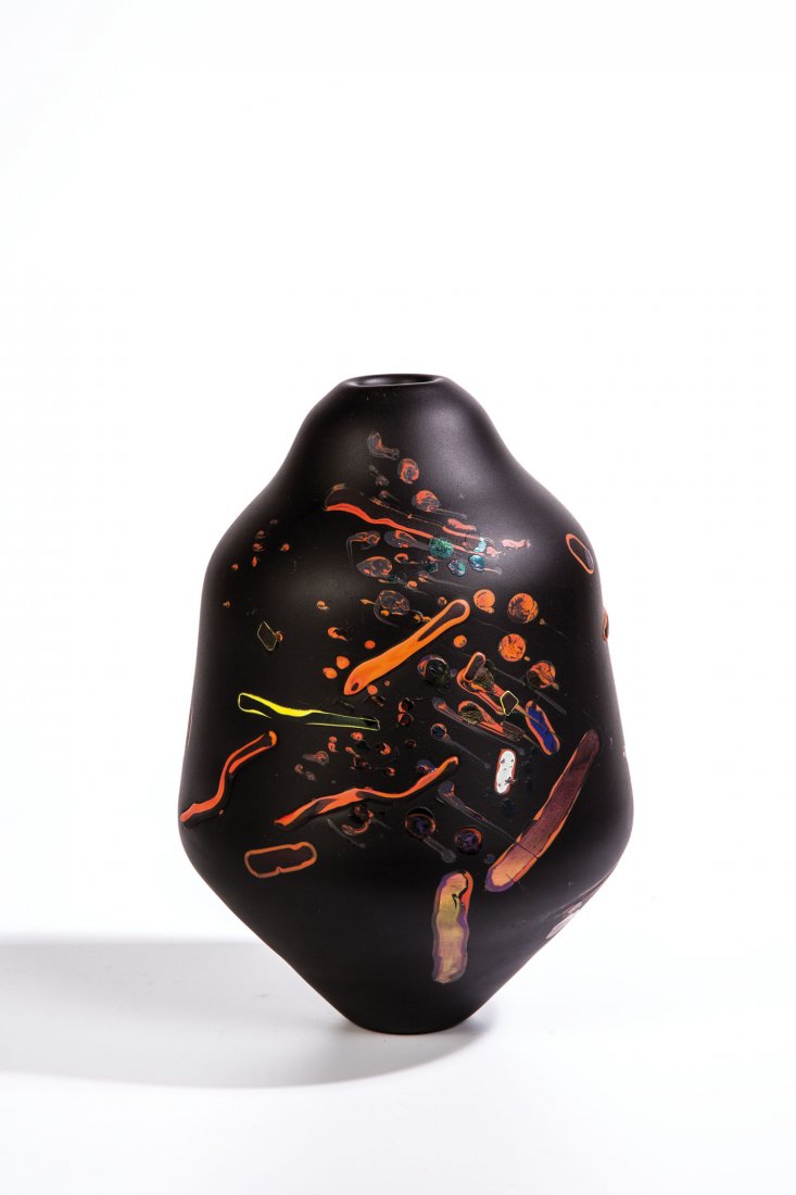 Vase: Vase Joel Philip Myers, 1980 Schwarzes Glas mit mehrfarbigen Einschmelzungen, sandgestrahlt, teils irisiert. In Diamantriß signiert: Joel Philip Myers 1980. H. 23,5 cm Lit.: D. Klein, Glass - A Conte