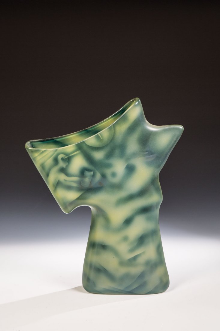 Vasenobjekt: Vasenobjekt Richard Meitner, 1985 Farbloses Glas mit abstraktem und figuralem Spritzdekor. Unterseite in Diamantriß signiert.: R. Meitner '85 3-I-192. H. 38 cm Lit.: Musée des Arts Décoratifs Paris