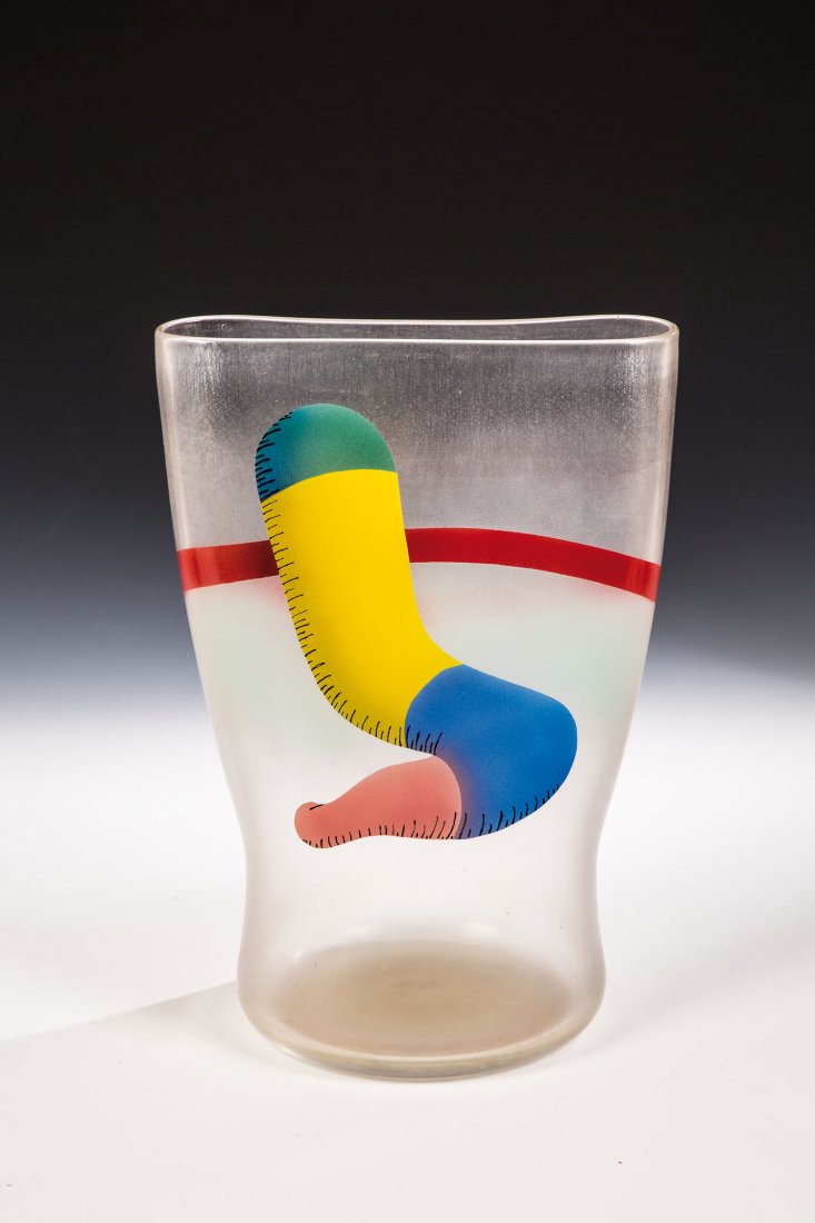 Vasenobjekt: Vasenobjekt Richard Meitner, 1983 Farbloses Glas mit mehrfarbigem Opakemaildekor. Irisiert. In Diamantriß signiert: R. Meitner '83, 3-I-134. H. 31,5 cm Lit.: Musée des Arts Décoratifs Paris, Richar