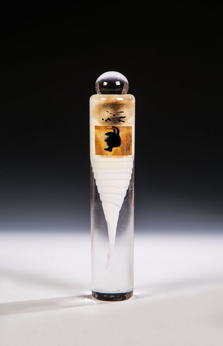 Flakon mit Stöpsel: Flakon mit Stöpsel Richard Meitner, 1981 Farbloses Glas, opak weiß unterfangen. Partiell Farb- und Oxidaufschmelzung. In Diamantriß signiert: R. Meitner '81 - 3.1.57. H. 20 cm Lit.: Musée des Arts