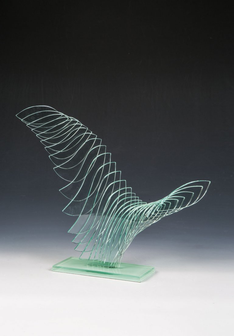 Objekt ''Wing I'': Objekt ''Wing I'' Niyoko Ikuta, 1989 Hellgrünes Flachglas, gesägt, poliert, versetzt übereinander geschichtet und verklebt. Auf der rechteckigen Sockelplatte in Diamantriß signiert: Niyoko Ikuta 1