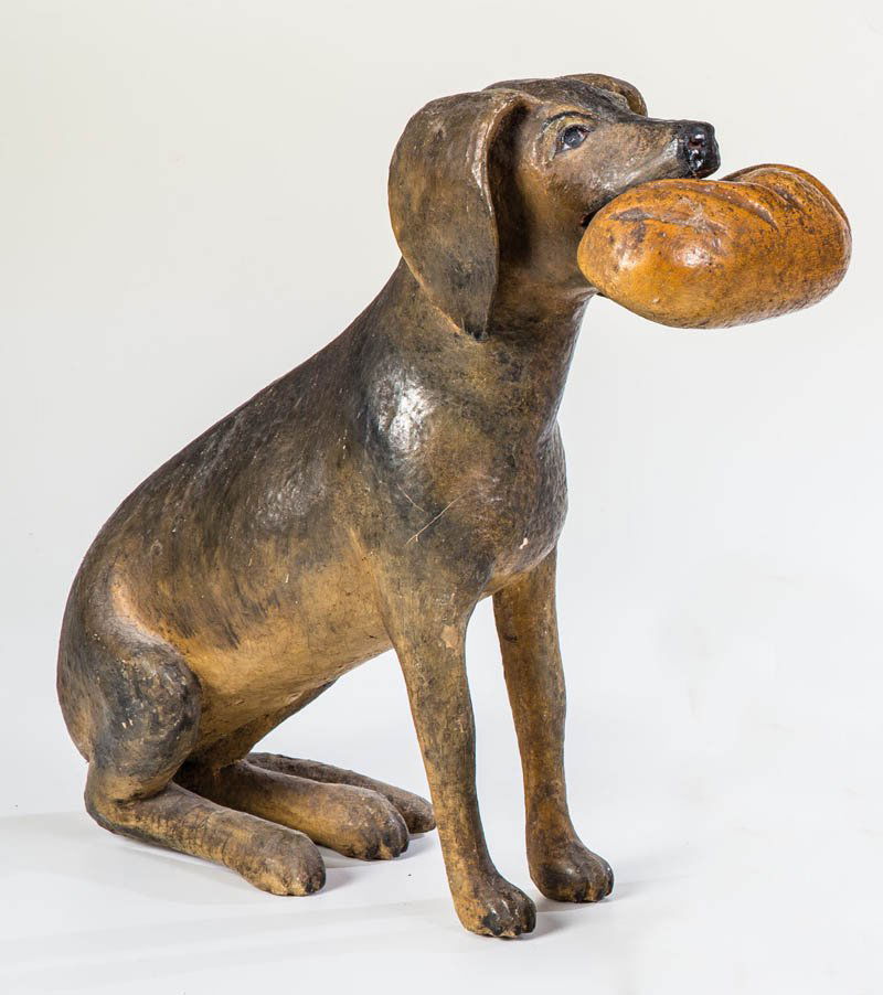 Hund des Hl. Rochus: German Hund des Hl. Rochus 19. Jh. Holz geschnitzt, gefasst und naturalistisch bemalt. Im Maul trägt der Hund ein Brot, nach der Legende in der er den an der Pest erkrankten Rochus besucht und ihn vo
