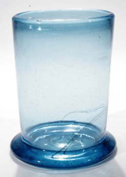 Humpen aus hellblauem Glas - glass beaker: Deutsch, 19. Jh. Zylindrischer Körper mit ausgestelltem Stand und Abriß. H. 13,5 cm (93315004).