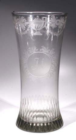 Humpen - glass goblet: Elsass oder Schwarzwald, um 1800. Graustichiges Glas mit ausgeschliffenem Abriß. Auf der eingezogenen, teils geschälten Wandung von geschnittenen Blütenzweigen gerahmte Kartusche mit Ligaturmonogra