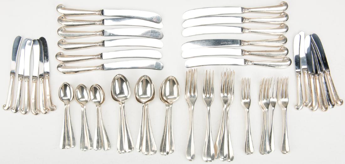 Steiff Williamsburg Queen Anne Sterling Flatware, 72: Steiff "Williamsburg Restoration" sterling flatware, Queen Anne pattern, 72 total pieces, consisting of 12 teaspoons, 12 tablespoons, 12 dinner forks, 12 salad forks, 12 dinner knives and 12 individua