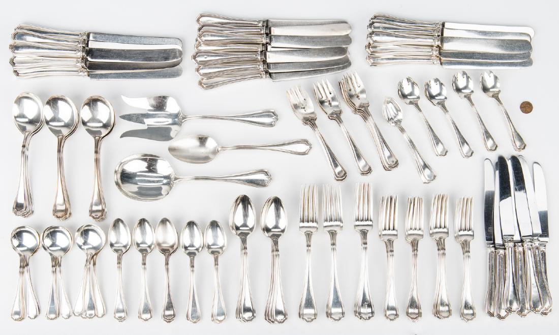 Reed and Barton Hepplewhite Flatware, 138 pcs.: Large Reed & Barton sterling silver flatware service, Hepplewhite Plain pattern, 138 pieces, including 20 dinner knives (8-3/4" to 9-1/2" L), 12 dinner forks (7-5/8" L), 16 forks (7" L), 13 pierced sa