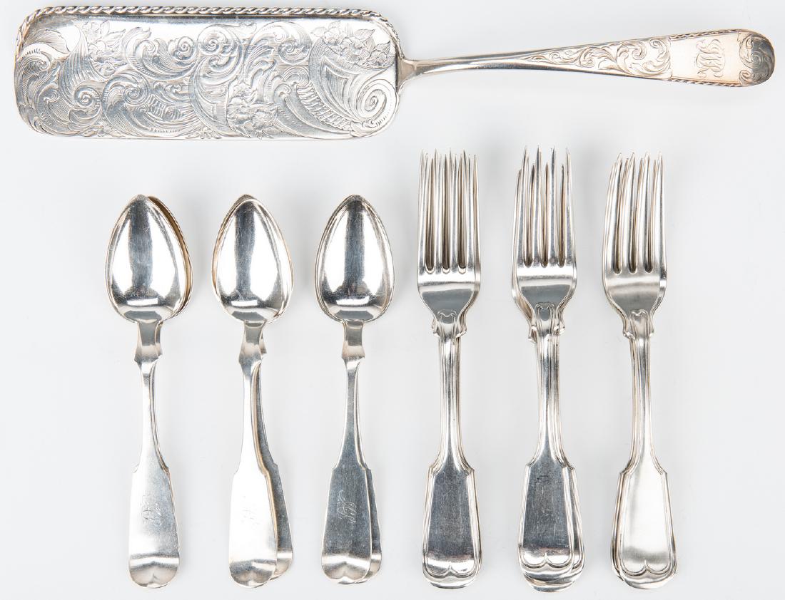 Coin Silver incl. Kirk Crumber, KY spoons: 17 American coin silver flatware and serving items. 1st item: S. Kirk & Sons coin silver crumber, flat rectangular blade with rounded ends, blade with bright cut scroll decoration with one rope twist