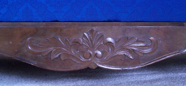 Classical caved sofa in blue upholstery - 3