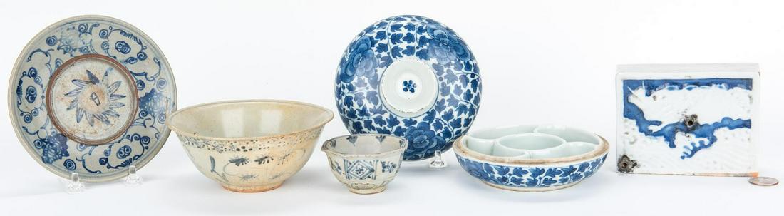5 Asian Blue & White Ceramic Items, incl. Water Dropper (1 of 20)
