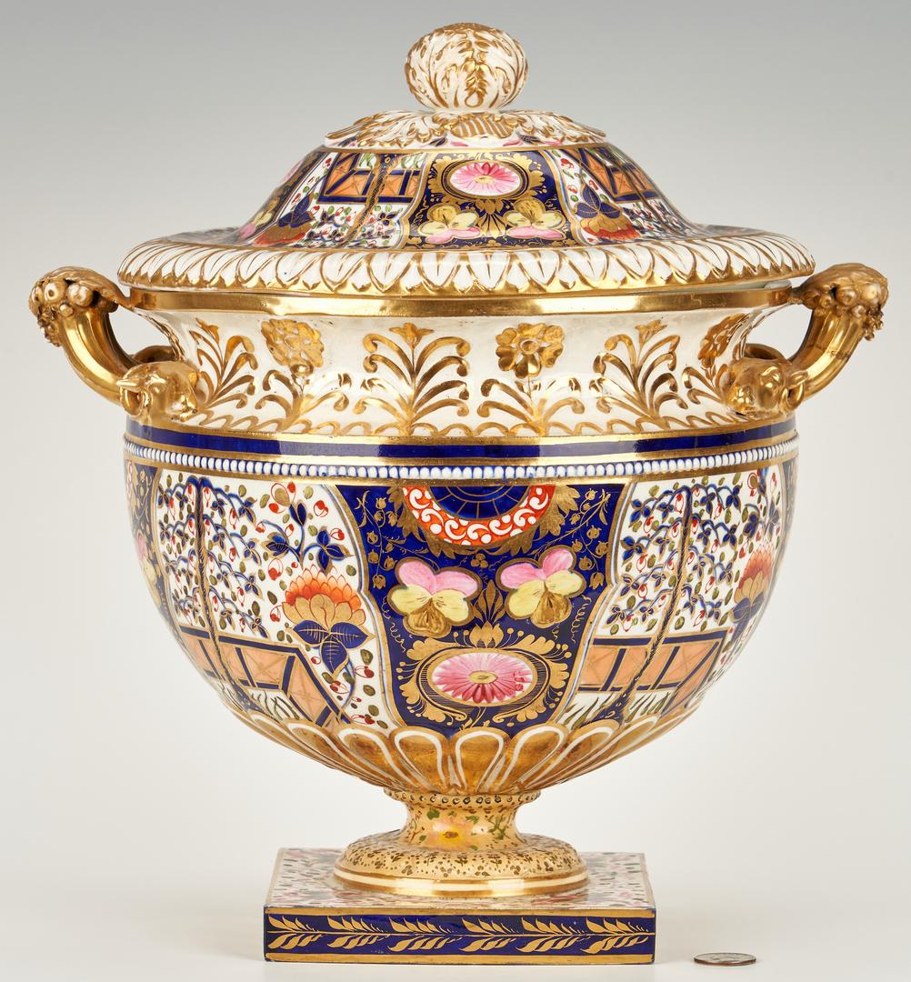 English Imari Porcelain Tureen: English Imari pattern porcelain tureen or fruit cooler, possibly Spode, Derby or Coalport. Urn form, the lid and exterior body of urn with alternating bands of floral decoration on cobalt blue or whit