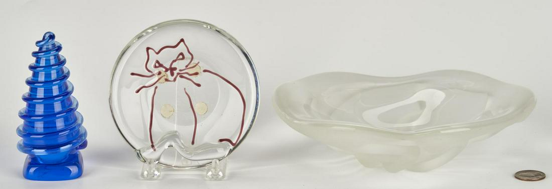 3 Art Glass Items, incl. Richard Jolley, Tommie Rush: Three (3) American art glass items, including Richard Jolley and Tommie Rush. 1st-2nd item: Two (2) Richard Jolley (American, born 1952) art glass items including a "Sea Foam" frosted clear glass bowl