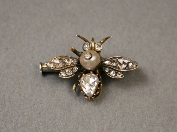 Victorian bee gold jewelry pin with diamonds