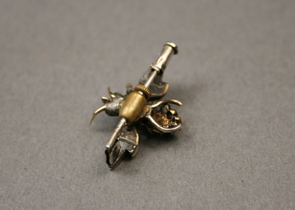 Victorian bee gold jewelry pin with diamonds - 3